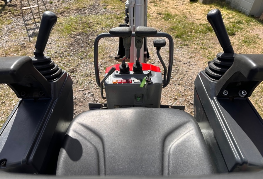 Takeuchi TB210R photo 7