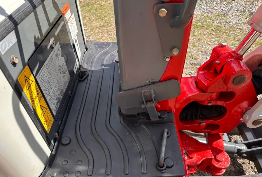 Takeuchi TB210R photo 8