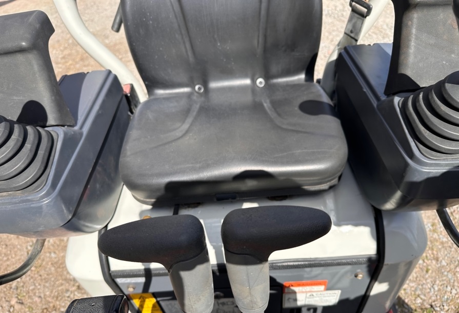 2015 Takeuchi TB210R used mini excavators for sale — photo 6