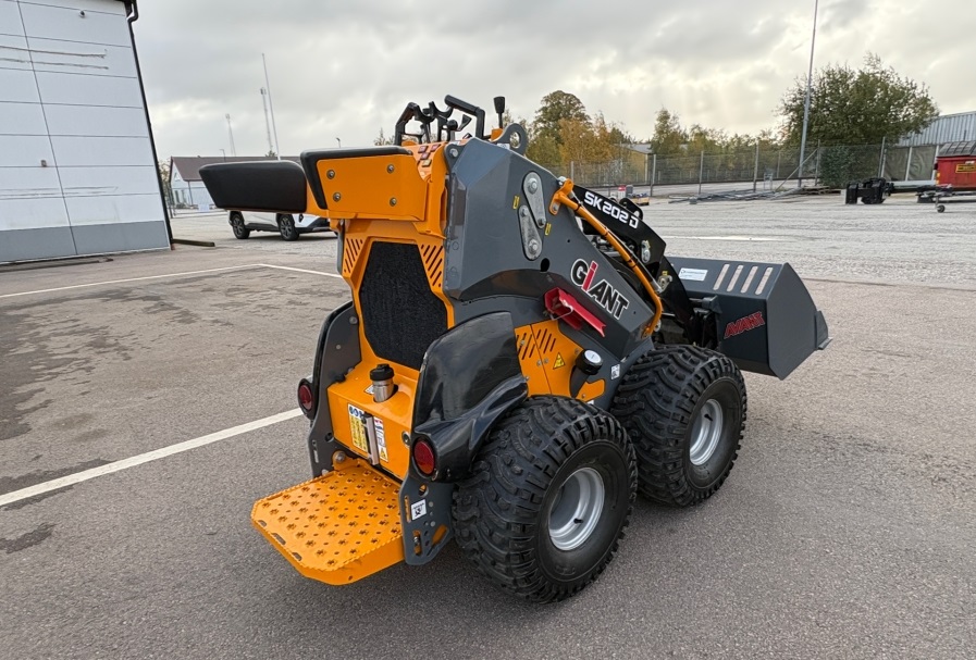 2022 Giant Sk202D used skid steer loaders for sale — photo 2