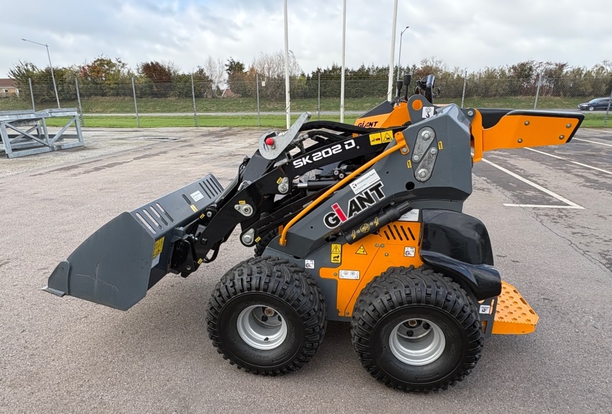 2022 Giant Sk202D used skid steer loaders for sale — photo 3