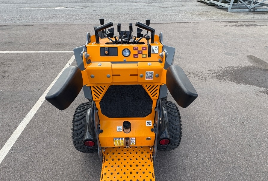 2022 Giant Sk202D used skid steer loaders for sale — photo 4
